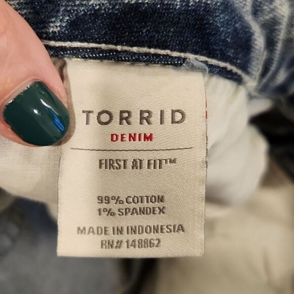 Light wash, stonewash high waist distressed Torrid jean shorts size 24. - Picture 10 of 10